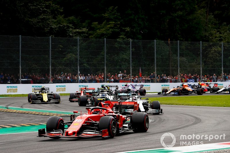 Charles Leclerc, Ferrari SF90 mène Lewis Hamilton, Mercedes W10 et Valtteri Bottas, Mercedes W10 à la deuxième chicane du premier tour 