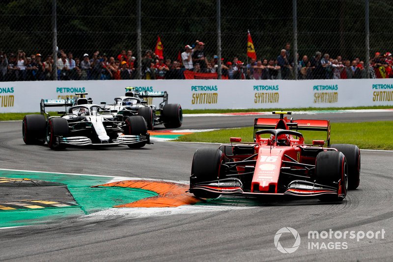 Charles Leclerc, Ferrari SF90, mène Lewis Hamilton, Mercedes AMG F1 W10 et Valtteri Bottas, Mercedes AMG W10