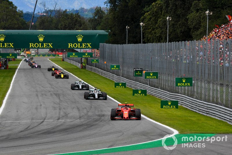 Charles Leclerc, Ferrari SF90, mène Lewis Hamilton, Mercedes W10, et Valtteri Bottas, Mercedes W10 au Parabolica dans le premier tour