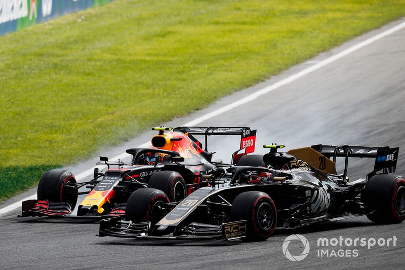 Kevin Magnussen, Haas F1 Team VF-19 et Alex Albon, bataille de Red Bull Racing RB15