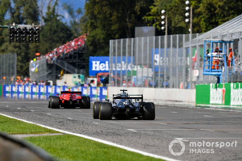 Lewis Hamilton et Mercedes AMG F1 W10 poursuivent Charles Leclerc et Ferrari SF90 