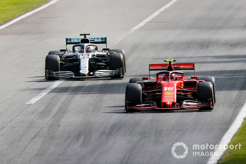 Charles Leclerc, Ferrari SF90 et Lewis Hamilton, bataille de Mercedes AMG F1 W10 