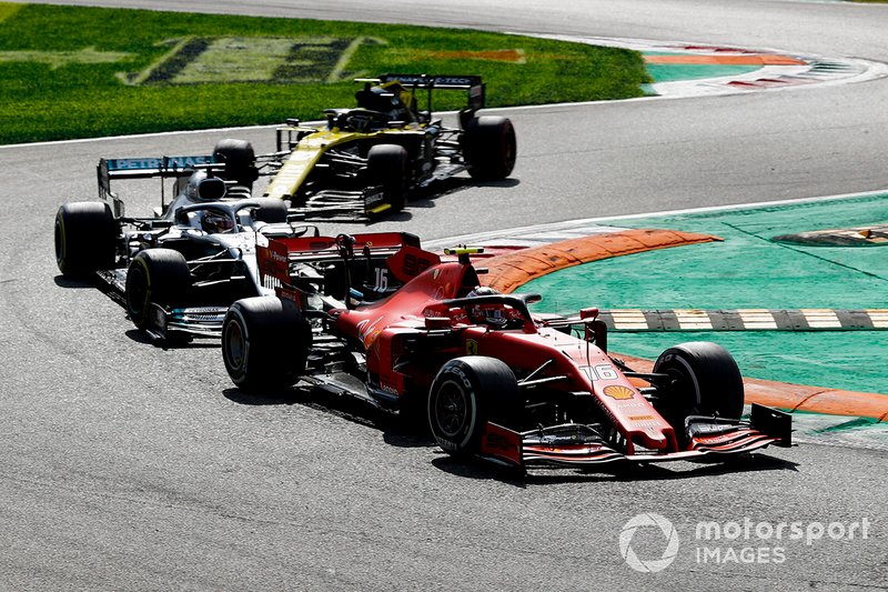 Charles Leclerc, Ferrari SF90 en tête Lewis Hamilton, Mercedes AMG F1 W10 
