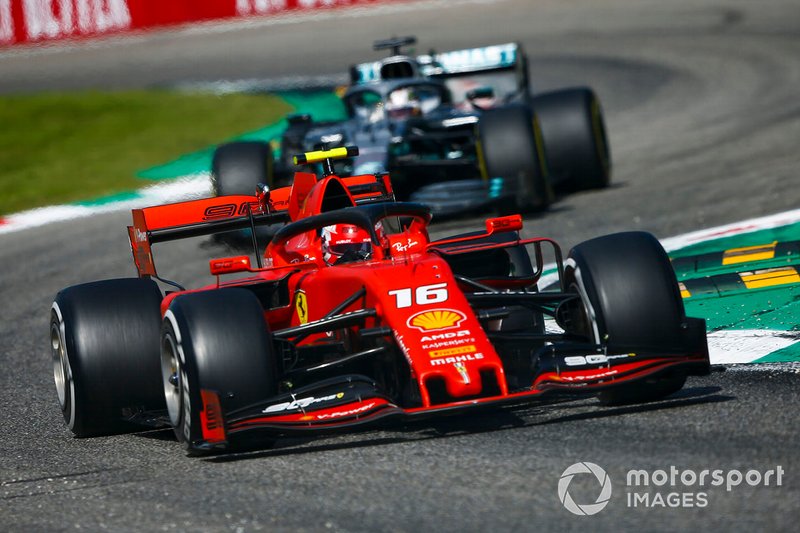 Charles Leclerc, Ferrari SF90 et Lewis Hamilton, Mercedes AMG F1 W10 