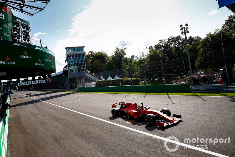 Le vainqueur de la course Charles Leclerc, Ferrari SF90 célèbre franchir la ligne darrivée