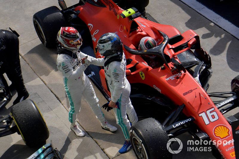 Lewis Hamilton, Mercedes AMG F1, 3ème position et Valtteri Bottas, Mercedes AMG F1, 2ème position, au Parc Fermé