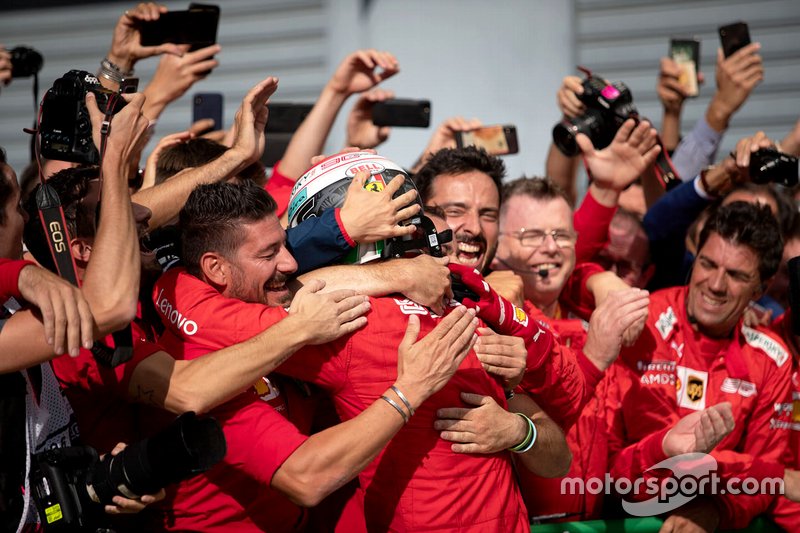 Le vainqueur de la course Charles Leclerc, Ferrari fête avec son équipe dans le parc fermé