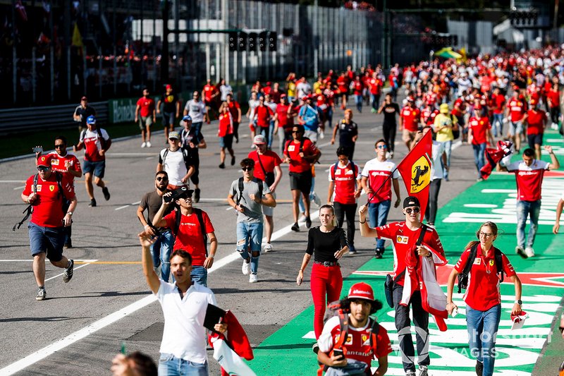 Tifosi prend dassaut la piste avec un drapeau Ferrari