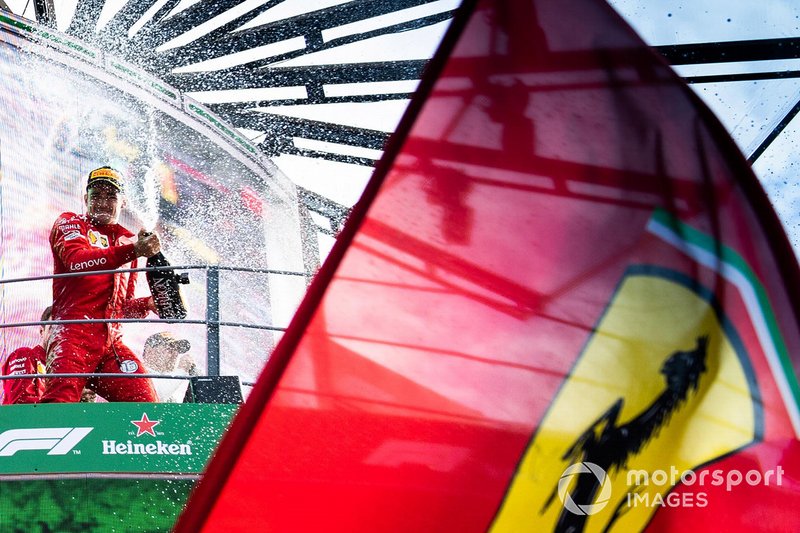 Charles Leclerc, vainqueur de la course, Ferrari célèbre le podium avec le champagne 