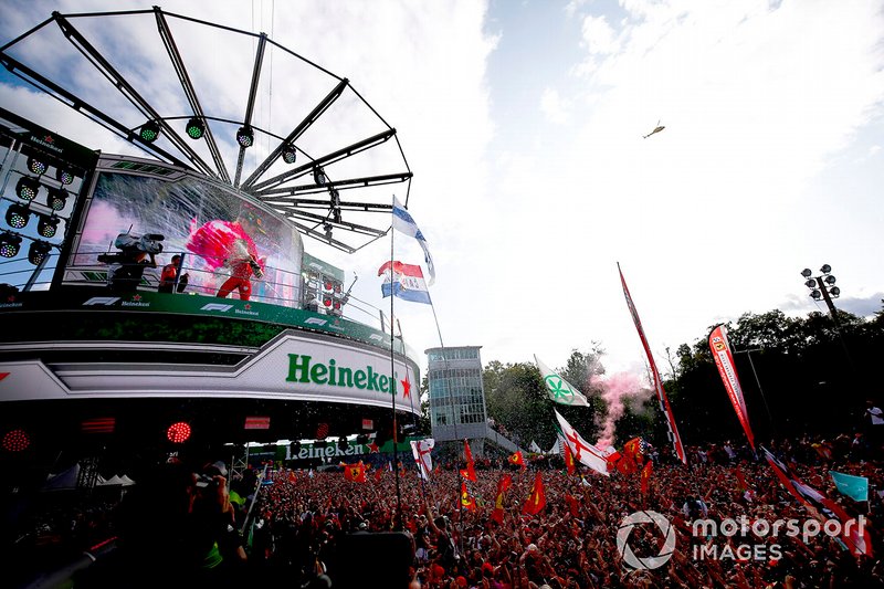 Charles Leclerc, vainqueur de la course, Ferrari célèbre le podium avec le trophée