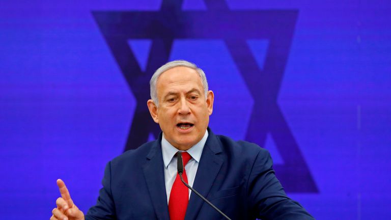 Le Premier ministre israélien Benjamin Netanyahu fait une déclaration à Ramat Gan, près de la ville côtière israélienne de Tel Aviv, le 10 septembre 2019. - Le Premier ministre israélien Benjamin Netanyahu a pris le 10 septembre une promesse profondément controversée d'annexer la vallée du Jourdain dans l'ouest occupé. Banque si réélu le 17 septembre aux urnes. Il a également réitéré son intention d'annexer les colonies de peuplement israéliennes dans toute la Cisjordanie s'il était réélu, mais en coordination avec le président américain Donald Trump, dont le plan de paix attendu depuis longtemps devrait être dévoilé peu après le vote. (Photo de Menahem KAHANA / AFP) (Le crédit photo devrait se lire MENAHEM KAHANA / AFP / Getty Images)