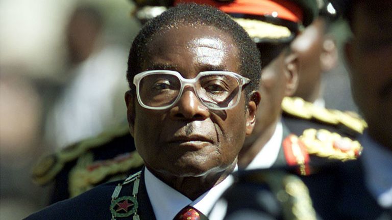 Robert Mugabe inspecte les troupes à l'ouverture du Parlement le 20 juillet 2000