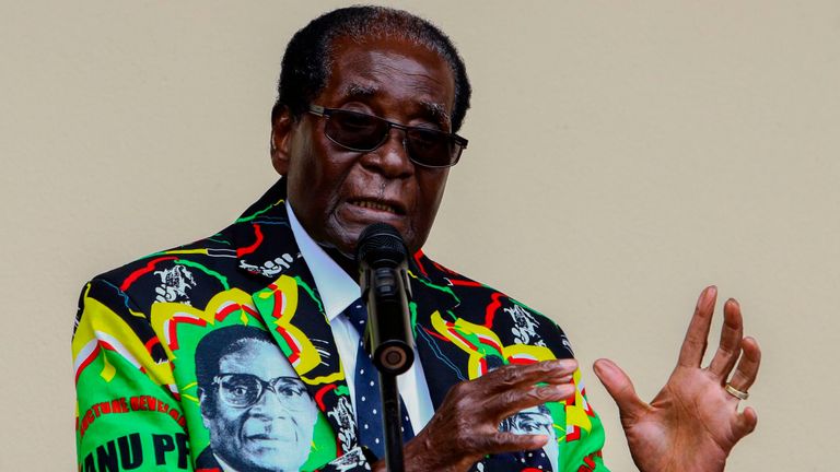 Le président du Zimbabwe, Robert Mugabe, prend la parole lors de la conférence annuelle du parti le 17 décembre 2016 à Masvingo. Le congrès du parti au pouvoir, le ZANU-PF, au Zimbabwe, a été approuvé le 17 décembre 2016 par le président Robert Mugabe comme candidat à l'élection de 2018, ce qui pourrait prolonger ses 36 années de mandat. Le dirigeant a été approuvé par toutes les structures du parti lors de la réunion tenue à Masvingo, à 300 km au sud-est de la capitale Harare. / AFP PHOTO / Jekesai NJIKIZANA (Le crédit photo devrait correspondre à JEKESAI NJIKIZ