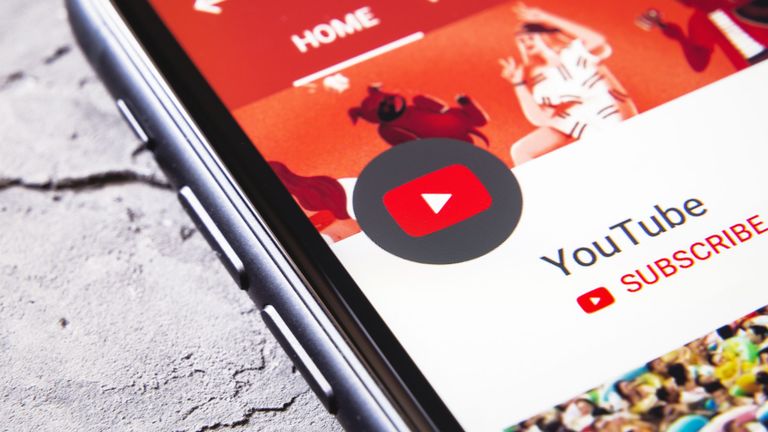 Selon YouTube, le nouvel algorithme devrait générer moins de visionnements pour les vidéos potentiellement dangereuses.