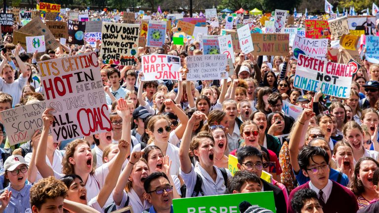 Des écoliers et des manifestants se rassemblent lors d'un rassemblement contre le changement climatique à Sydney