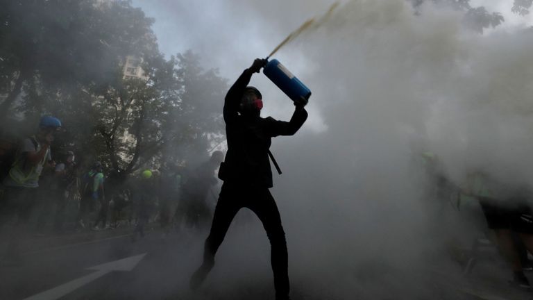 Un manifestant anti-gouvernement utilise un extincteur 