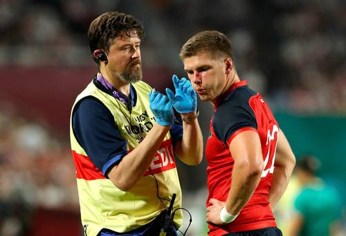 Eddie Jones n'est pas content après le carton rouge lancé par le flanker de Cork, John Quill, aplatit Owen Farrell