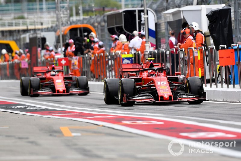 Charles Leclerc, Ferrari SF90, mène Sebastian Vettel, Ferrari SF90, dans la voie des stands