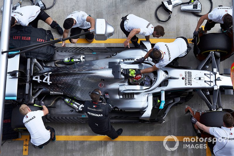 Valtteri Bottas, Mercedes AMG W10, dans les stands