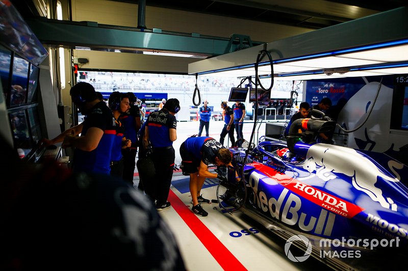 Daniil Kvyat, Toro Rosso STR14, dans le garage