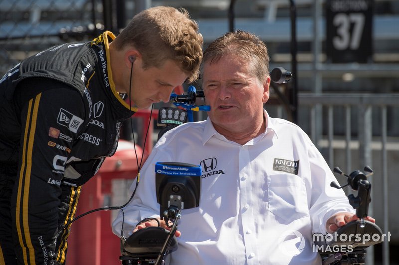 Marcus Ericsson écoute le co-propriétaire de léquipe, Sam Schmidt.