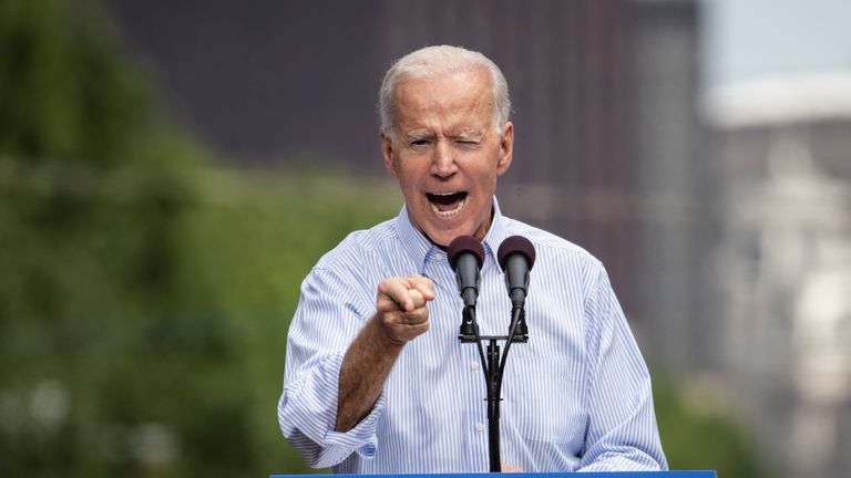 PHILADELPHIE, PA - 18 MAI: L’ancien vice-président américain et candidat à la présidence démocrate, Joe Biden, prend la parole lors d’un rassemblement de lancement de campagne, le 18 mai 2019 à Philadelphie, en Pennsylvanie. Depuis que Biden a annoncé sa candidature fin avril, il occupe la première place dans tous les sondages du vaste champ primaire démocratique. Le rassemblement de Biden samedi était son premier rassemblement de campagne à grande échelle après avoir fait de plus petits événements dans l'Iowa et le New Hampshire ces dernières semaines. (Photo de Drew Angerer / Getty Images)