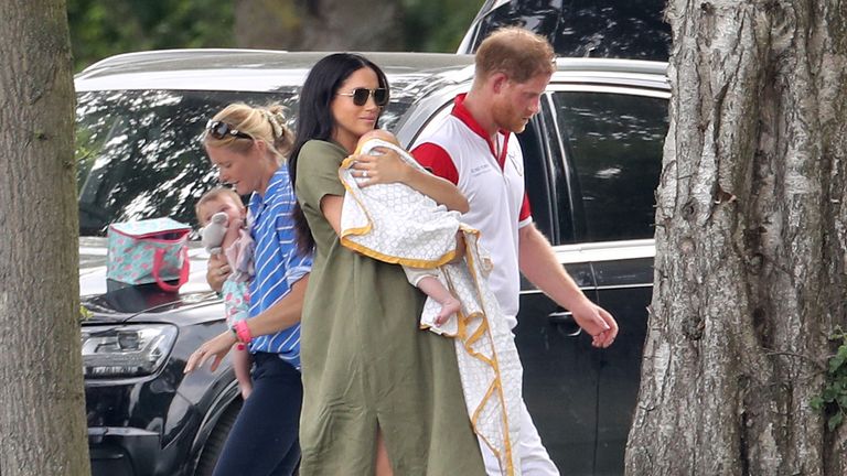 WOKINGHAM, ANGLETERRE - 10 JUILLET: le prince Harry, le duc de Sussex, Meghan, la duchesse de Sussex et le prince Archie Harrison Mountbatten-Windsor participent à la journée de la charité royale du polo au club de polo Billingbear le 10 juillet 2019 à Wokingham, en Angleterre. (Photo de Chris Jackson / Getty Images)
