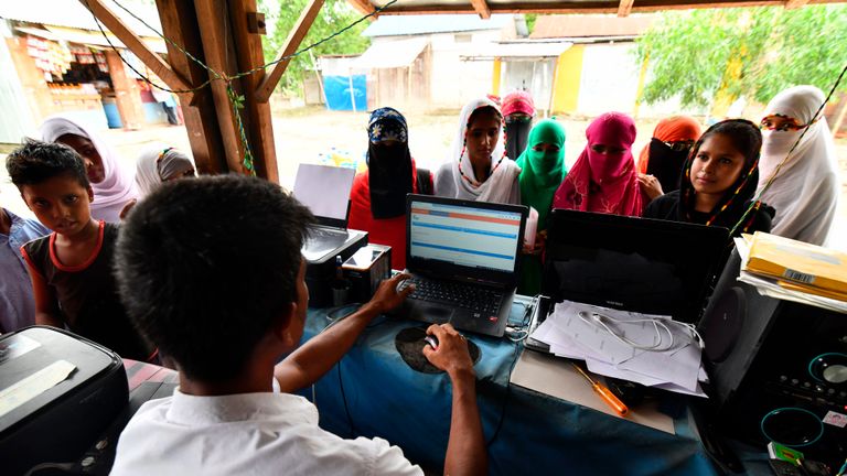 Les gens vérifient leurs noms sur la liste finale du registre national des citoyens (NRC) dans un magasin situé en bordure de route dans le village de Pavakati, dans le district de Morigoan, à environ 70 km de Guwahati, la capitale de l'État d'Assam, dans le nord-est de l'Inde, le 31 août 2019. - Près de deux millions de personnes dans le nord-est de l'Inde sont devenues apatrides le 31 août après que l'État d'Assam a publié une liste de citoyenneté visant à éliminer 