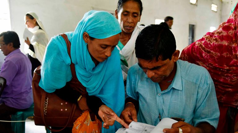 Les gens vérifient leurs noms sur la liste finale du registre national des citoyens (NRC) du village de Buraburi, dans le district de Morigaon, dans l'Assam, le 31 août 2019. - Près de deux millions de personnes dans le nord-est de l'Inde ont été confrontées à l'apatridie le 31 août L’Assam a publié une liste de citoyens visant à éliminer 