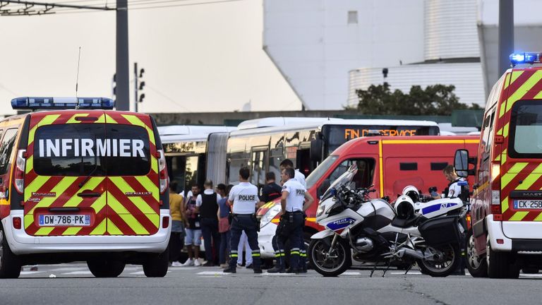 Les services d'urgence sont à l'œuvre à Villeurbanne, dans la banlieue de Lyon, dans le sud-est de la France, le 31 août 2019, après l'attaque au couteau qui a fait un mort et six blessés. - Deux hommes, l'un avec un couteau et l'autre avec une brochette, ont lancé l'attaque à Villeurbanne, dans le sud-est de la France, sans donner plus de détails sur le motif de l'agression. (Photo de PHILIPPE DESMAZES / AFP) (Le crédit photo devrait correspondre à PHILIPPE DESMAZES / AFP / Getty Images)