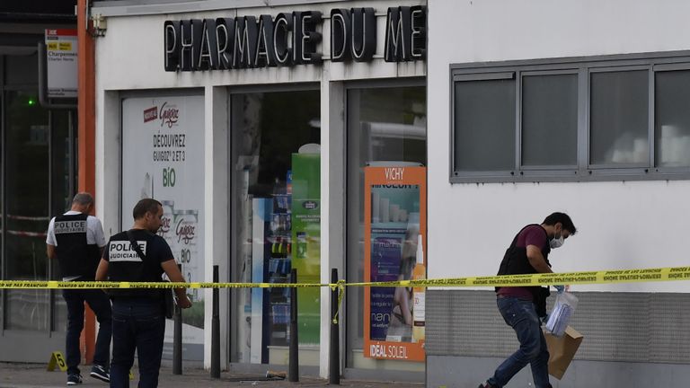 Des policiers recherchent des preuves devant une pharmacie à Villeurbanne, dans la banlieue de Lyon, dans le sud-est de la France, le 31 août 2019, après l'attaque au couteau qui a fait un mort et six blessés. - Deux hommes, l'un avec un couteau et l'autre avec une brochette, ont lancé l'attaque à Villeurbanne, dans le sud-est de la France, sans donner plus de détails sur le motif de l'agression. (Photo de PHILIPPE DESMAZES / AFP) (Le crédit photo devrait correspondre à PHILIPPE DESMAZES / AFP / Getty Images)