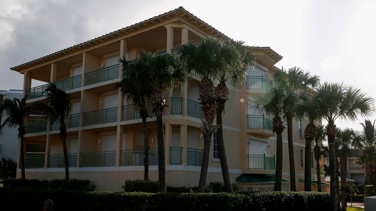 Les complexes de condos Oceanside sont fermés à Vero Beach, en Floride, et l'ouragan Dorian se rapproche de la côte de la Floride le 31 août 2019. - L'ouragan Dorian a rugi samedi en direction des Bahamas alors que la chaîne d'îles se préparait à un coup direct dévastateur, avant que la monstre ne se déchaîne la côte américaine de la Floride vers les Carolines. (Photo par Adam DelGiudice / AFP) (Le crédit photo devrait correspondre à ADAM DELGIUDICE / AFP / Getty Images)