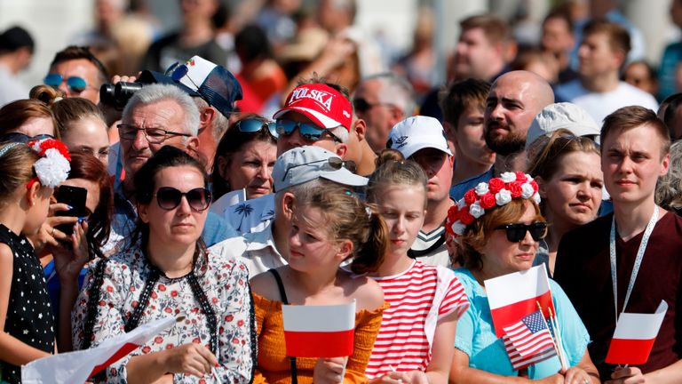 Les spectateurs assistent aux cérémonies commémoratives du 80e anniversaire du déclenchement de la Seconde Guerre mondiale le 1 er septembre 2019 sur la place Pilsudski à Varsovie, en Pologne. (Photo de Wojtek RADWANSKI / AFP) (Le crédit photo doit correspondre à WOJTEK RADWANSKI / AFP / Getty Images)