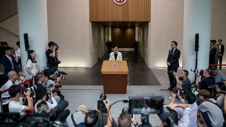 Hong Kong, Chine - 03 septembre: Carrie Lam, chef de la direction de Hong Kong, s'adresse aux médias lors d'une conférence de presse aux bureaux du gouvernement central le 3 septembre 2019 à Hong Kong, Chine. Lam a abordé les questions relatives à la fuite d'un enregistrement d'une réunion à huis clos avec des chefs d'entreprise où elle a été entendue s'excusant de la situation. 