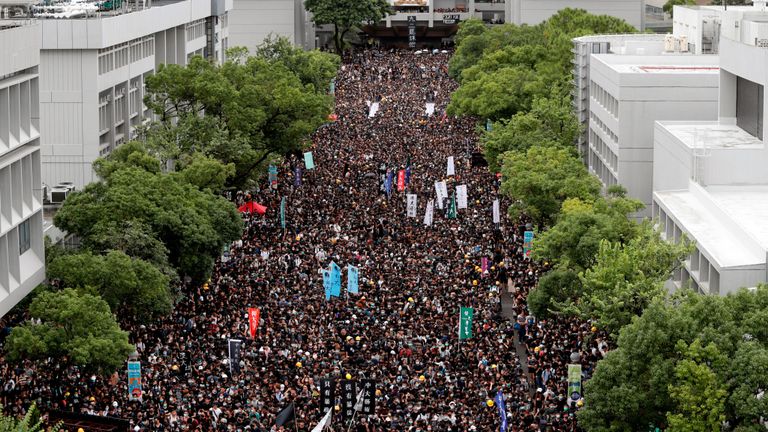 Les étudiants boycottent leurs cours alors qu'ils participent à une manifestation contre le projet de loi sur l'extradition de l'Université chinoise de Hong Kong, Chine, le 2 septembre 2019. REUTERS / Tyrone Siu REFILE - CORRECTING INFORMATION