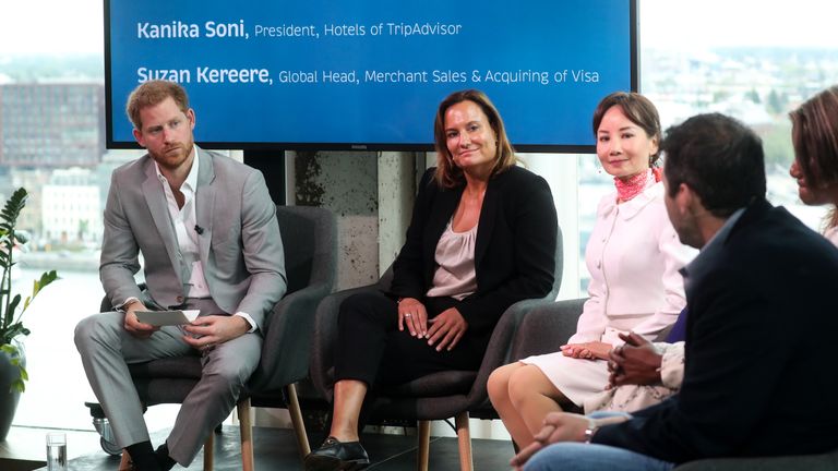 AMSTERDAM, PAYS-BAS - 3 SEPTEMBRE: le prince Harry, duc de Sussex, s'adresse à la présidente de booking.com Gillian Tans, PDG de Ctrip Jane Sun, président de TripAdvisor, Kanika Soni, responsable mondial des ventes et de l'acquisition de VISA, Suzan Kereere et PDG de Skyscanner, Bryan Dove as ils annoncent un partenariat entre Booking.com, SkyScanner, CTrip, TripAdvisor et Visa appelé "Travalyst" à A'dam Tower le 03 septembre 2019 à Amsterdam, aux Pays-Bas. L'initiative vise à transformer l'industrie du voyage afin de mieux protéger les destinations touristiques. (Photo de Chris Jackson / Getty Images)