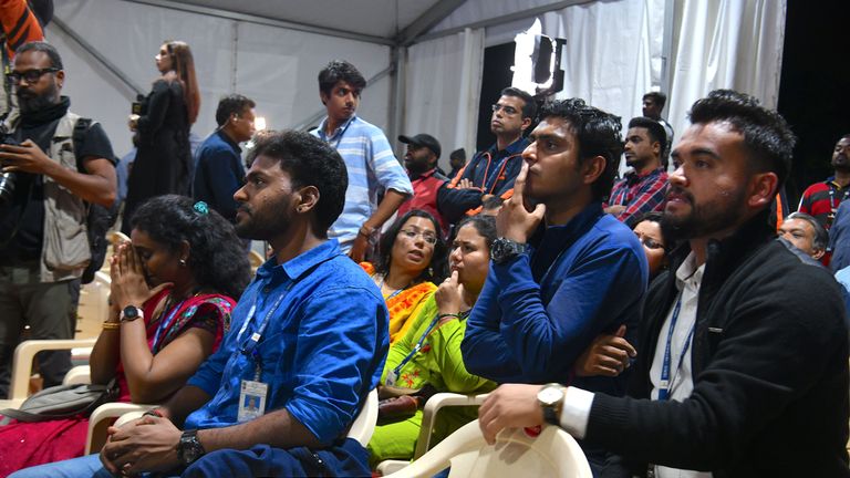 Les employés de l'Organisation indienne de recherche spatiale (ISRO) réagissent devant la retransmission en direct du débarquement en douceur du satellite Vikram Lander de Chandrayaan-2 à la surface de la Lune au centre de télémétrie, de suivi et de commande (ISTRAC) de l'ISRO à Bangalore début septembre 7, 2019. - L'Inde a perdu la communication avec son vaisseau spatial non habité le 7 septembre, juste avant d'atterrir sur la Lune, ce qui a entraîné un recul majeur des ambitions lunaires du pays face au regain d'intérêt pour le satellite de la Terre. (Photo de Manjunath Kiran / AFP) (Le crédit photo doit se lire comme suit: MANJUNATH KIRAN / AFP / Getty Images)