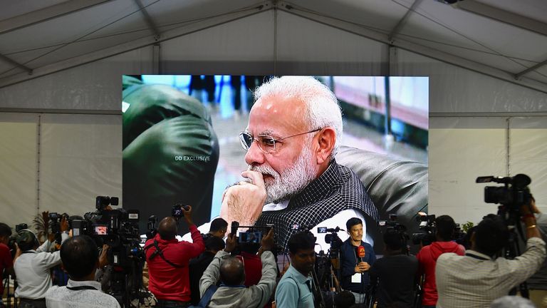 Les médias couvrent cette évolution alors que le Premier ministre indien Narendra Modi est vu sur un écran de télévision alors qu'il regarde l'émission en direct du débarquement en douceur du vaisseau spatial Vikram Lander de Chandrayaan-2 à la surface de la Lune à ISRO Telemetry, Tracking and Command Centre (ISTRAC) à Bangalore le 7 septembre 2019. - L'Inde a perdu la communication avec son vaisseau spatial non habité le 7 septembre, juste avant le moment où elle devait atterrir sur la Lune, ce qui a entraîné un revers majeur pour les ambitions lunaires du pays et le regain d'intérêt pour le globe terrestre. Satellite. (Photo de Manjunath Kiran / AFP) (Le crédit photo doit se lire comme suit: MANJUNATH KIRAN / AFP / Getty Images)