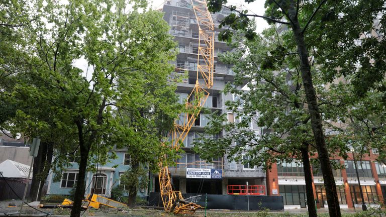 Une grue repose contre un chantier de construction lors de l'arrivée de l'ouragan Dorian à Halifax, Nouvelle-Écosse, Canada le 7 septembre 2019. REUTERS / John Morris