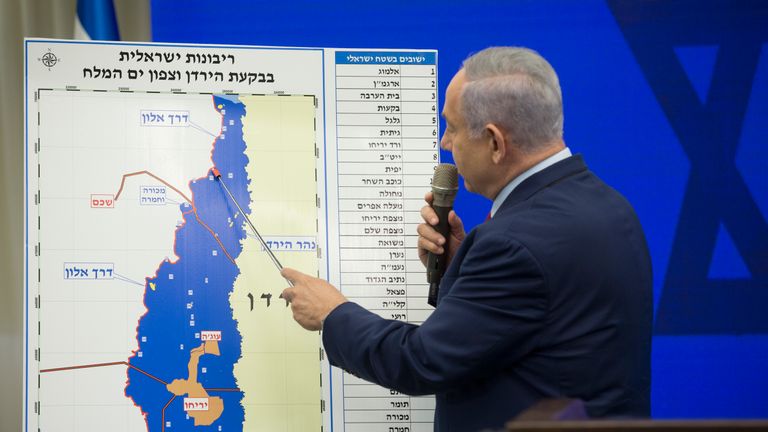 Ramat Gan, Israël - 10 septembre: le Premier ministre israélien Benjamin Netanyahu pointe vers une carte de la vallée du Jourdain lors de son annonce du 10 septembre 2019 à Ramat Gan, Israël. Netanyahu s’engage à annexer la vallée du Jourdain en Cisjordanie occupée s’il est réélu aux élections israéliennes du 17 SEPTEMBRE. (Photo par Amir Levy / Getty Images)