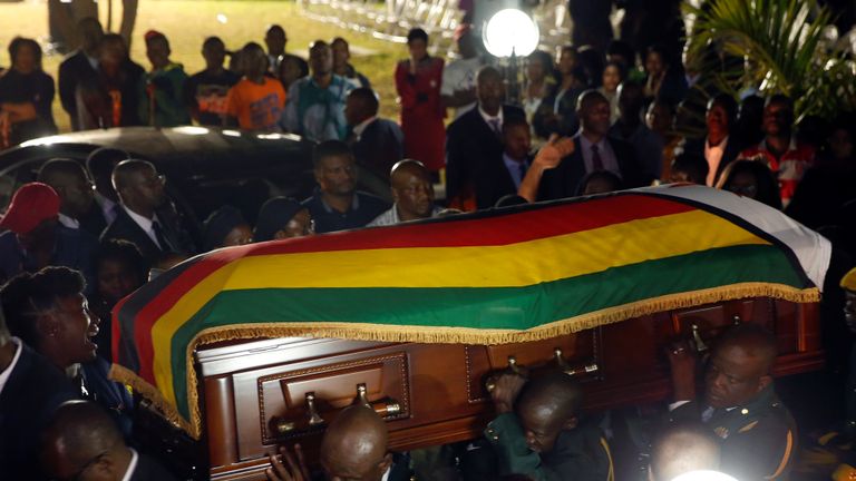 Le corps de l'ancien président zimbabwéen, Robert Mugabe, arrive au «Blue Roof», sa résidence à Borrowdale, Harare, Zimbabwe, le 11 septembre 1919. REUTERS / Philimon Bulawayo