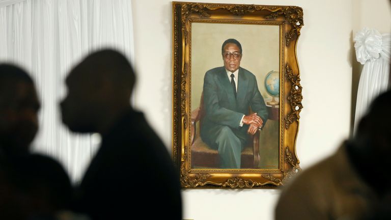 Grace Mugabe est assise au-dessous du portrait de son défunt mari, l'ancien président zimbabwéen Robert Mugabe, dans sa résidence «The Blue Roof» à Borrowdale, Harare (Zimbabwe), le 11 septembre 2010. REUTERS / Philimon Bulawayo