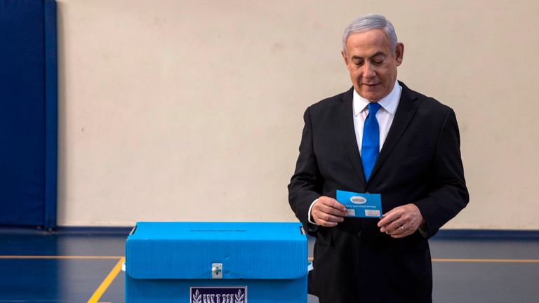 Le Premier ministre israélien Benjamin Netanyahu a voté devant un bureau de vote à Jérusalem le 17 septembre 2019. (Photo de Heidi Levine / POOL / AFP) (Le crédit photo devrait se lire HEIDI LEVINE / AFP / Getty Images)