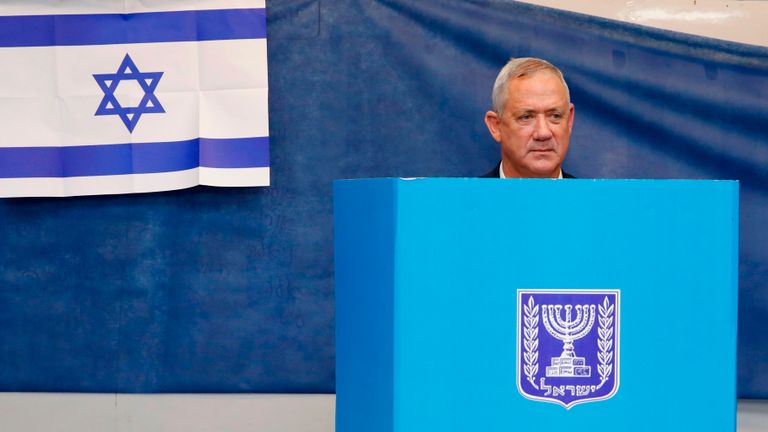 Le général israélien retraité Benny Gantz, l'un des dirigeants de l'alliance politique bleue et blanche (Kahol Lavan), a voté lors des élections législatives israéliennes dans un bureau de vote à Rosh Haayin, le 17 septembre 2019. (Photo de Jack GUEZ / AFP ) (Le crédit photo doit correspondre à JACK GUEZ / AFP / Getty Images)