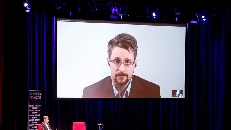 Edward Snowden parle via un lien vidéo alors qu'il participe à une discussion sur son livre 