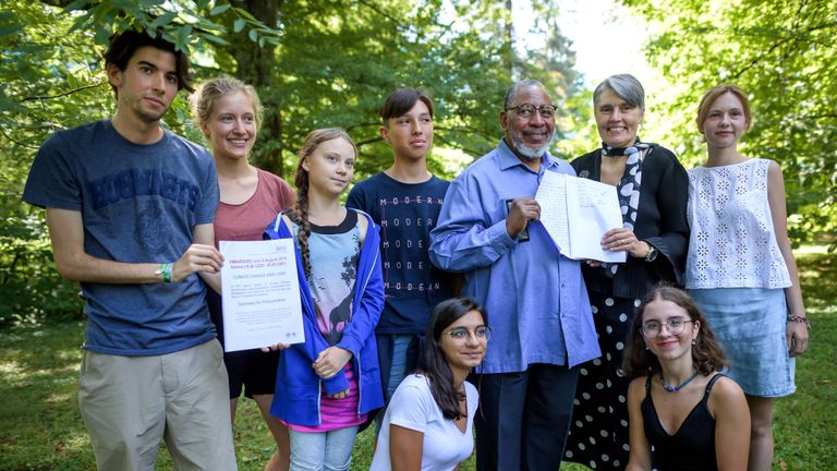 Des jeunes activistes du climat, dont Greta Thunberg (3ème L), posent avec Youba Sokona (4R), vice-présidente du Groupe d'experts intergouvernemental sur l'évolution du climat (GIEC), et Debra Roberts (3R), coprésidente du groupe de travail II du GIEC, Rapport du GIEC sur le changement climatique et l'atterrissage le 8 août 2019 à Genève. - L’humanité est confrontée à des compromis de plus en plus pénibles entre sécurité alimentaire et hausse des températures dans les décennies à venir, à moins de réduire les émissions et d’arrêter une agriculture non durable et la déforestation, a déclaré le GIEC, une évaluation climatique déterminante. Le 8 août 2019, des négociateurs de 195 pays de 195 pays ont finalisé l'évaluation scientifique la plus complète jamais réalisée sur la manière dont la terre que nous vivons influe sur le changement climatique, à l'issue du marathon organisé à Genève. (Photo de FABRICE COFFRINI / AFP) (Le crédit photo devrait correspondre à FABRICE COFFRINI / AFP / Getty Images)