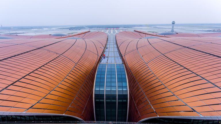 Cette photo prise le 25 juin 2019 montre le toit du terminal du nouvel aéroport international de Beijing Daxing. - Beijing va ouvrir un aéroport attrayant de plusieurs milliards de dollars, ressemblant à une immense étoile de mer brillante, pour accueillir le trafic aérien en Chine et célébrer le 70e anniversaire du gouvernement communiste. (Photo par STR / AFP) / China OUT / Pour aller avec China-Aviation, Focus de Patrick Baert (Le crédit photo devrait correspondre à STR / AFP / Getty Images)
