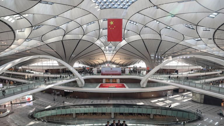 Les gens prennent des photos avant une cérémonie de lancement au nouvel aéroport international Daxing de Pékin le 25 septembre 2019. - Le nouvel aéroport futuriste de Pékin, qui devrait devenir l'un des plus achalandés au monde, a été ouvert par le président chinois Xi Jinping le 25 septembre. (Photo de STR / AFP) / China OUT (le crédit photo doit se lire STR / AFP / Getty Images)