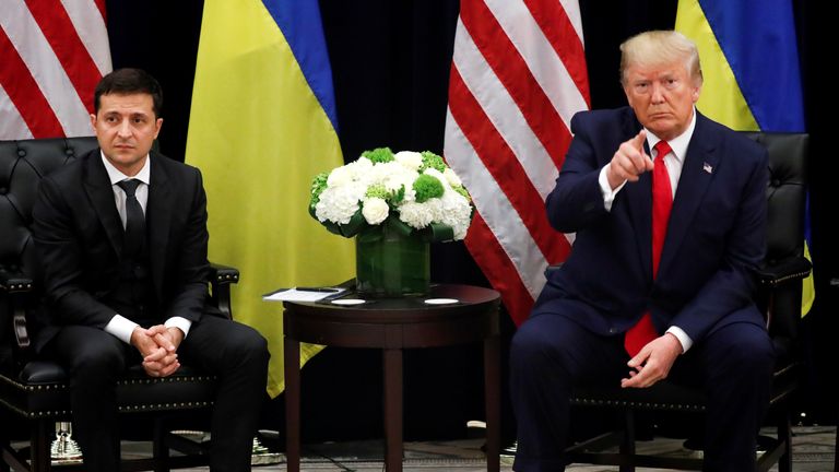 Le président ukrainien Volodymyr Zelenskiy a pris la parole lors d'une réunion bilatérale avec le président américain Donald Trump en marge de la 74e session de l'Assemblée générale des Nations Unies à New York, New York (États-Unis), le 25 septembre 2019. REUTERS / Jonathan Ernst