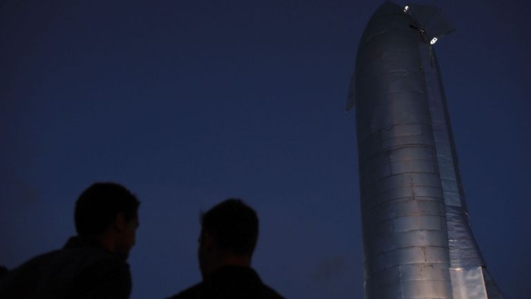 Une foule se rassemble avant que Elon Musk de SpaceX fasse le point sur la fusée Mars de la société à Boca Chica (Texas) le 28 septembre 2019. REUTERS / Callaghan O'Hare